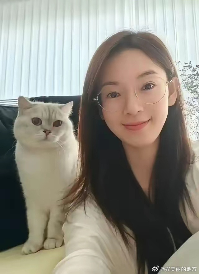 陈瑶参加浪姐后，首个常驻综艺《我家那闺女》被人审判了，原来是因为她家里摆放着百合