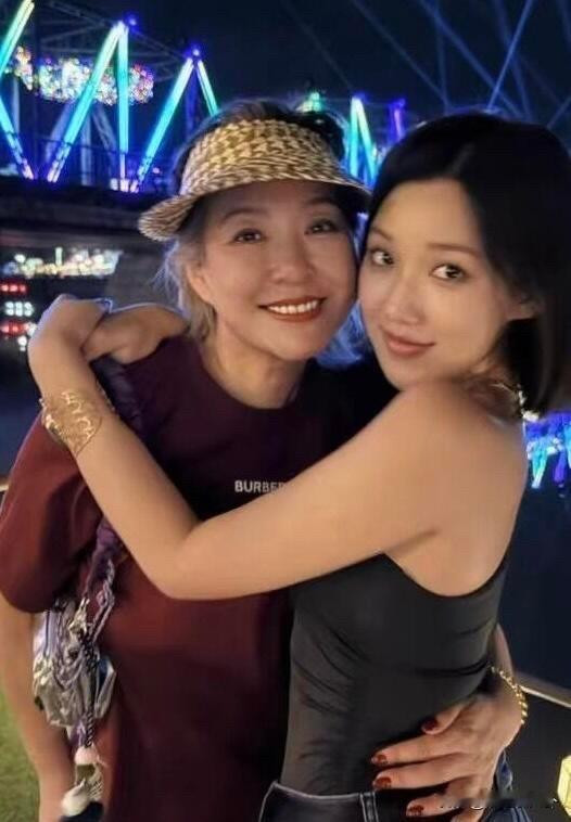 女孩父母是不是都有这个烦恼担心她以后恋爱脑！戴军说李静的女儿超美，她女儿黄沐