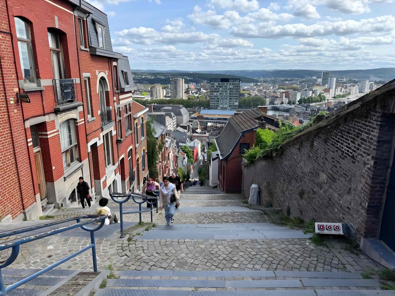 咱们应该学一下俄罗斯对待欧洲小国的方式，使其不敢嚣张。西欧的比利时，占地面积