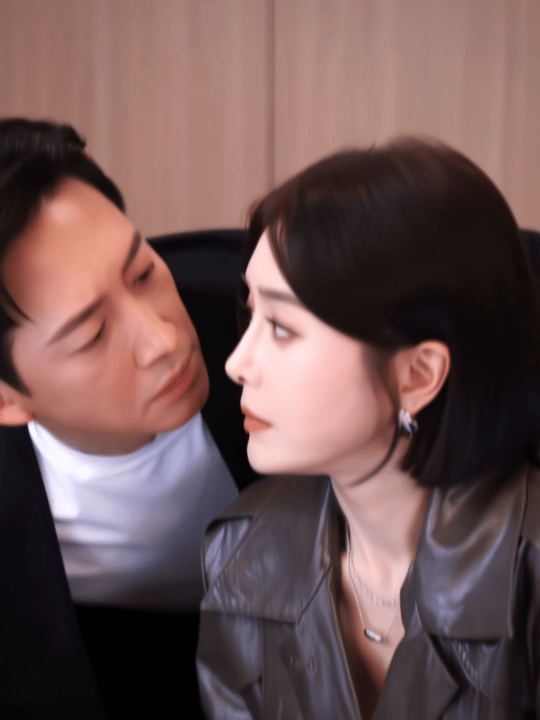 王阳给秦岚穿高跟这一段电视剧闪耀如她破镜重圆的设定让这段互动更有味道。曾经的误