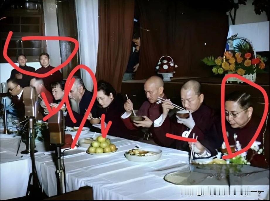 能和校长一起上桌吃饭的都是谁？从左至右依次介绍：1. 戴季陶国民党元老