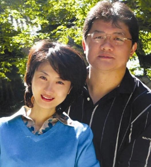 2007年，央视名嘴张斌正在直播奥运频道改名发布会，妻子胡紫薇突然冲上台抢过话筒