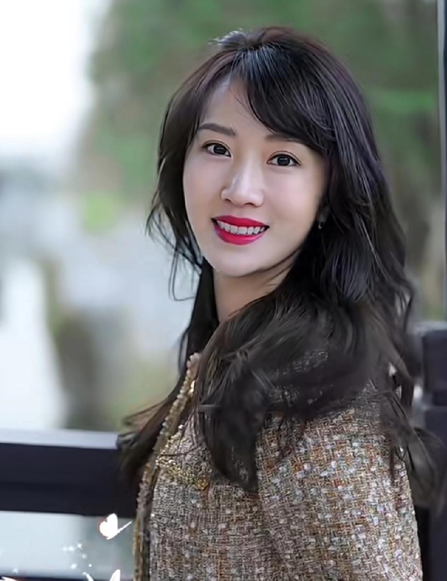 这么多年了，海藻还是那么漂亮，看过了内娱那么多美女，海藻这种类型的还就她一个。