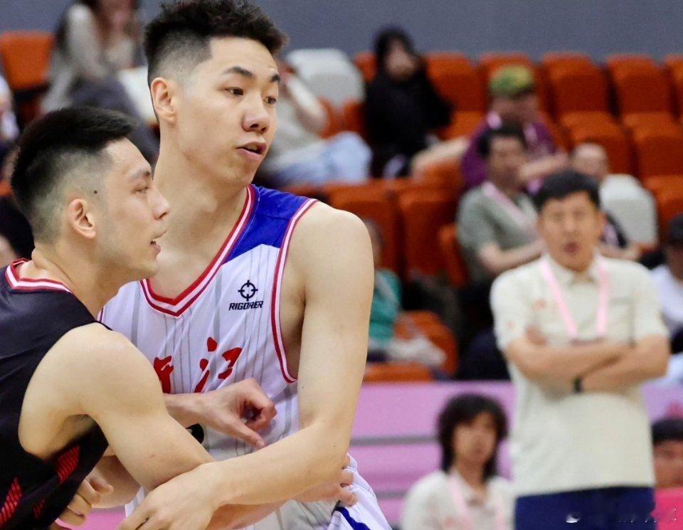 本来还蛮看好浙江男篮这次全运会上拿奖牌的，毕竟也有四个国家队球员，但一看到替补席