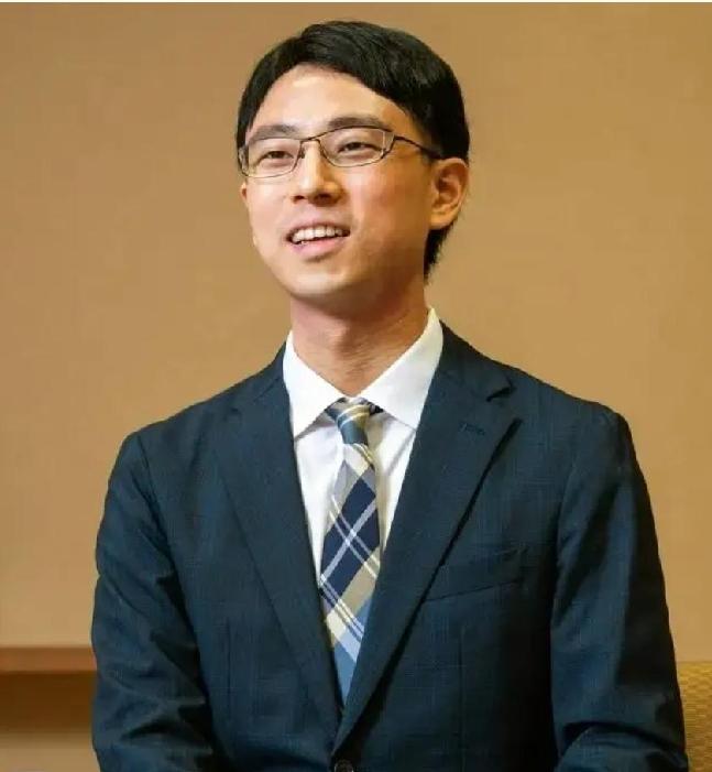 天下之争~虎丸与辽神再战名人芝野虎丸与一力辽把控着七大头衔战中之五个冠军，堪
