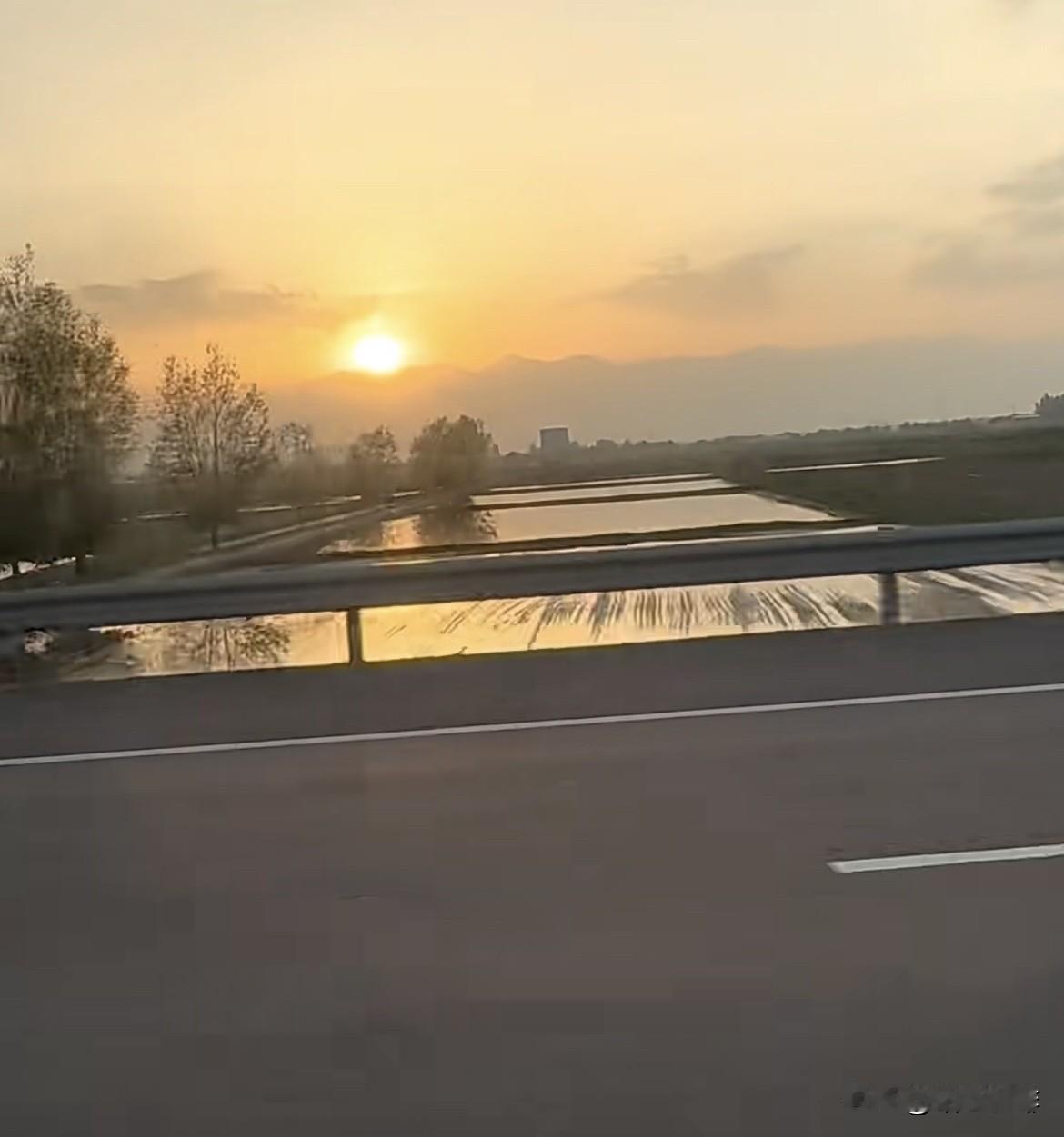 上联：山重山复疑无路下联：柳暗花明又一村。箫鼓追随