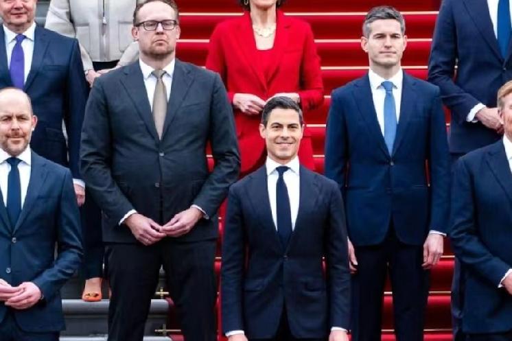 年仅38岁、荷兰首个公开同性恋身份的首相正式上台！2月23日，彭博社报道:“