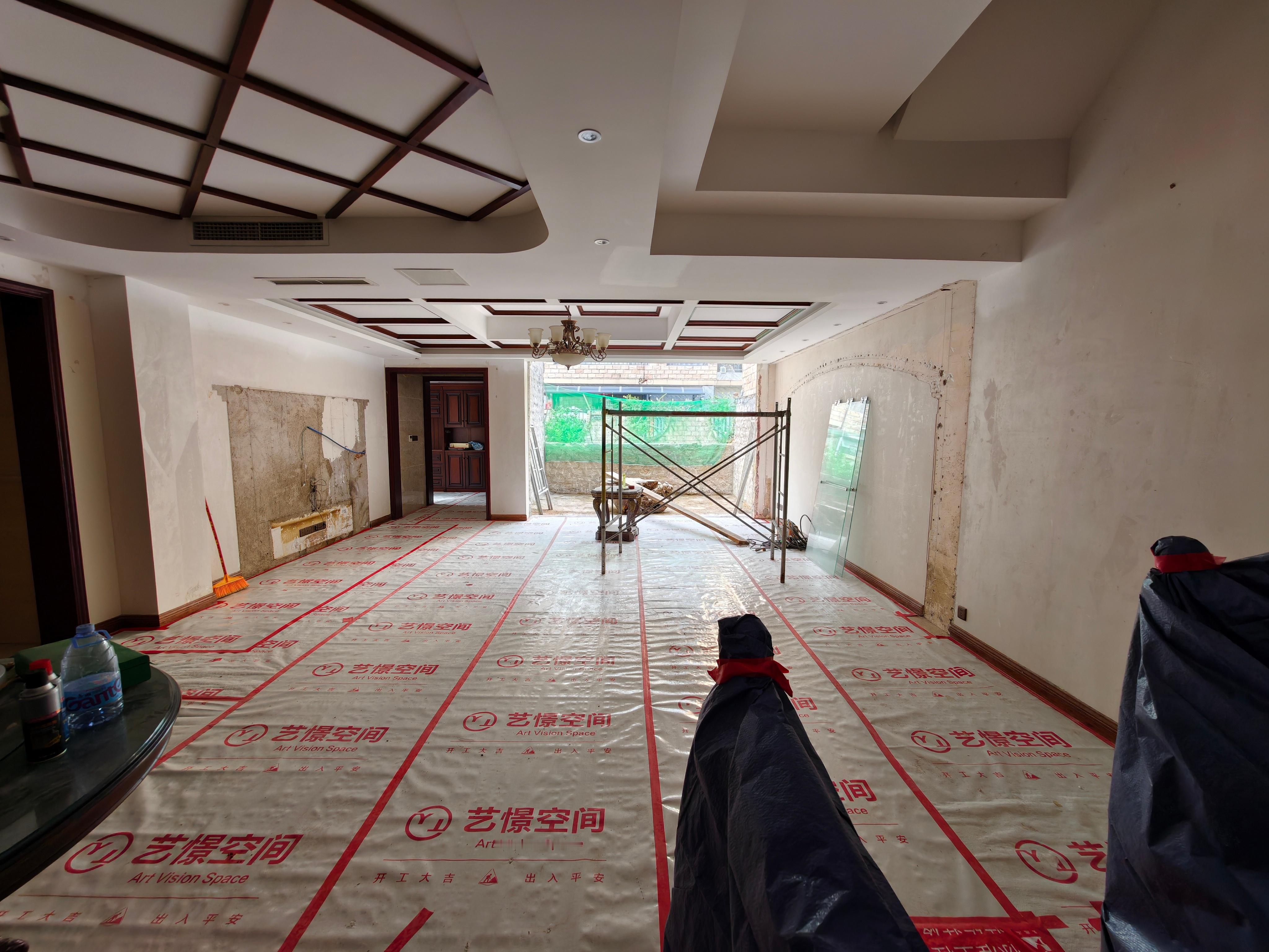 今天去看了一下装修进度，客厅改造了一下，超级大，目测100吋电视都小了