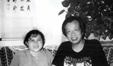 1997年，“中国第一性学家”李银河含泪将亡夫王小波的遗体，送去火化，不料工作人