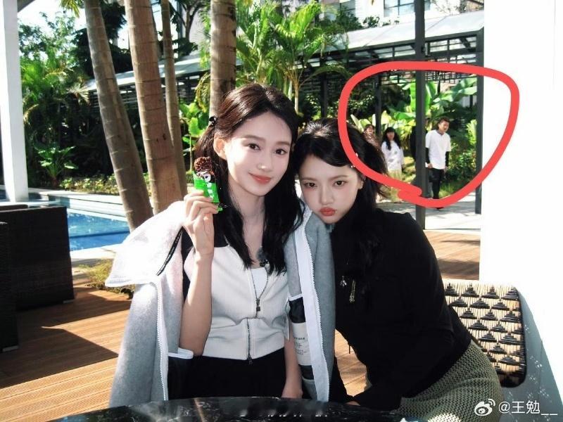 王勉在任敏夏梦合照里圈自己上次李现李泽锋合照有他，这次任敏夏梦合照还有他。王勉