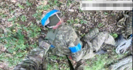 俄乌前线，俄军士兵拍摄了一段抓获乌军俘虏的图片。图片显示，几名乌克兰士兵在投降