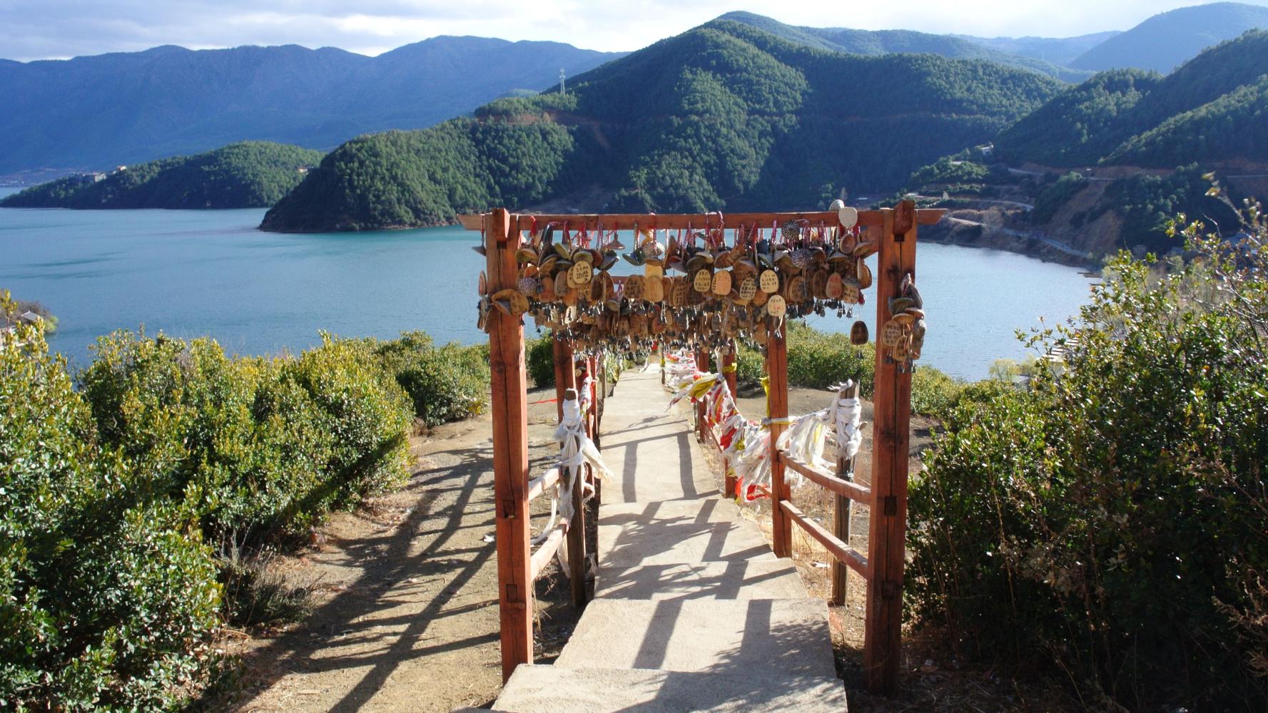泸沽湖有"高原明珠"之称,很多前往云南旅行的游客必去的景点之一.