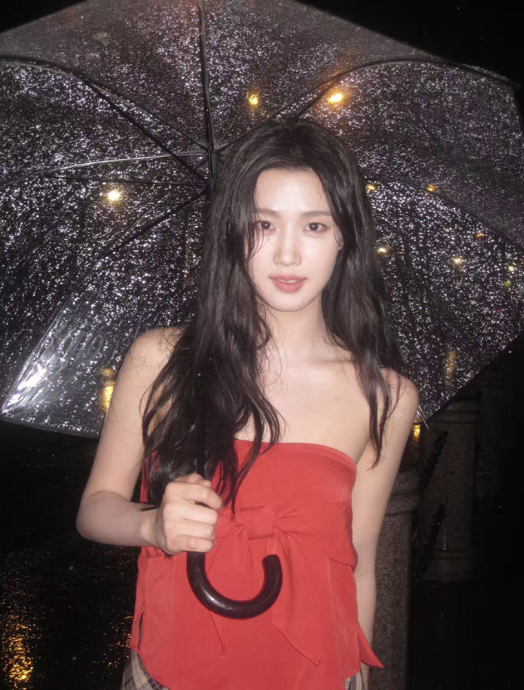 卢昱晓雨夜随拍卢昱晓抹胸红衣格子裙卢昱晓抹胸红衣格子裙