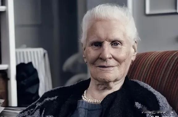 英国百岁女编辑，一语道破“男欢女爱”背后的真相！她说：“从身体角度来看，男人实施