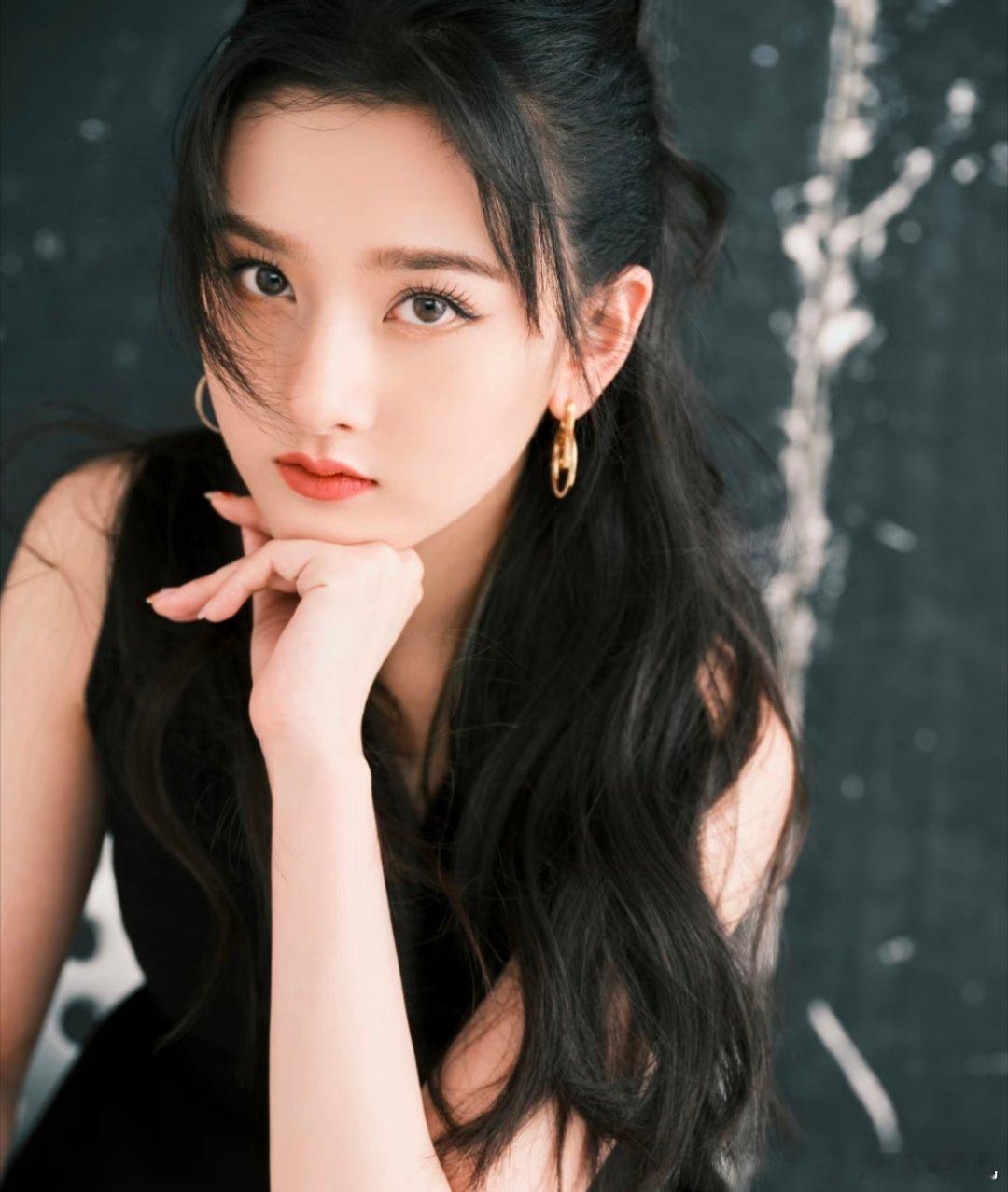 1、赵丽颖不演《开盘》正午阳光这部剧确认主演是宋佳而不是赵丽颖，目前剧本筹备中，