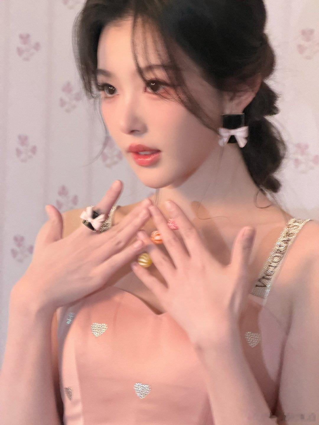 孔雪儿你让我有点不得劲香香软软小蛋糕本人！孔雪儿粉裙造型又粉又白，纯欲感直接拉