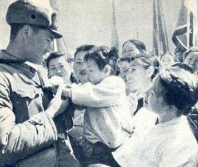 1958年，中国人民志愿军将士悉数启程撤离朝鲜，唯有一位兵士执拗拒绝登上列车，金