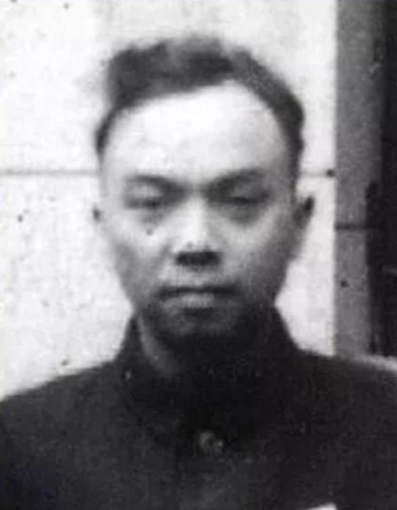 1949年，地下党被判死刑，临行刑前去上厕所，看守意味深长地说：“早去早