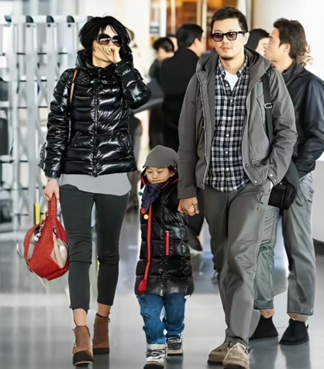 李嫣小时候被爸妈打扮得好萌哦。看的出来，一家三口曾经非常有爱，李亚鹏肯定是爱惨了