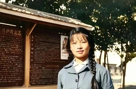 1977年，北京知青谢炳义买了两碗面递给一女乞丐。谁知，女子竟然贴身跟