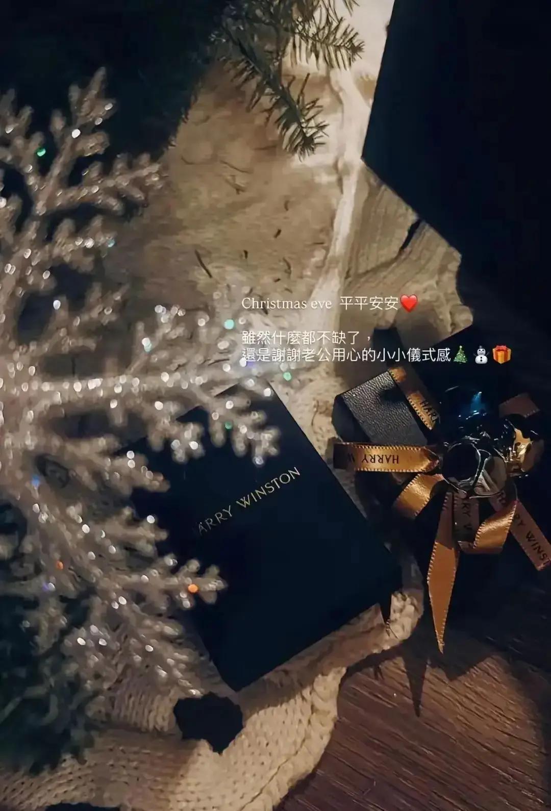 汪小菲挑了俩小时，把爱马仕交到马筱梅手里。现任岳母有礼盒，前任岳母一句“现在很平