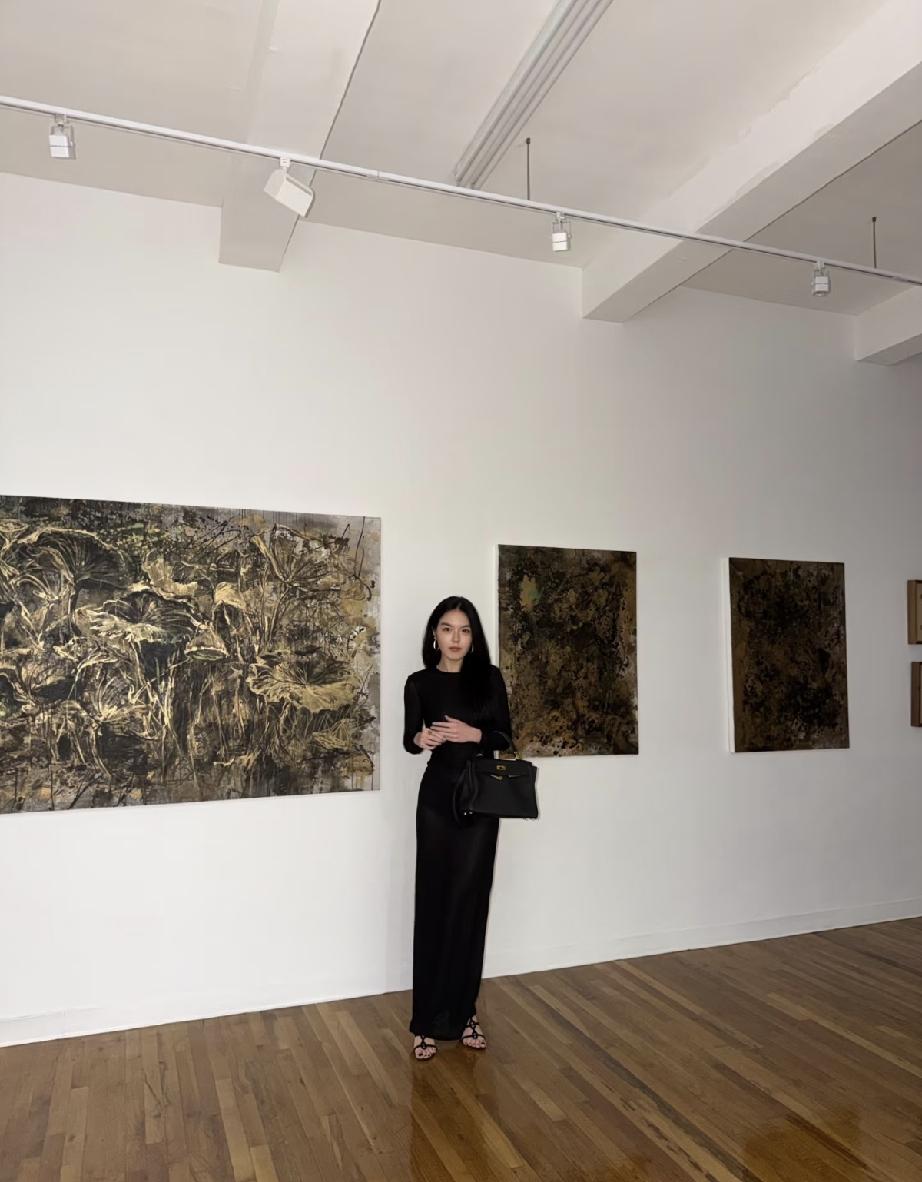 9月4日，哈文晒出女儿法图麦在美国看朋友画展的照片，法图麦24岁打扮太成熟了，像
