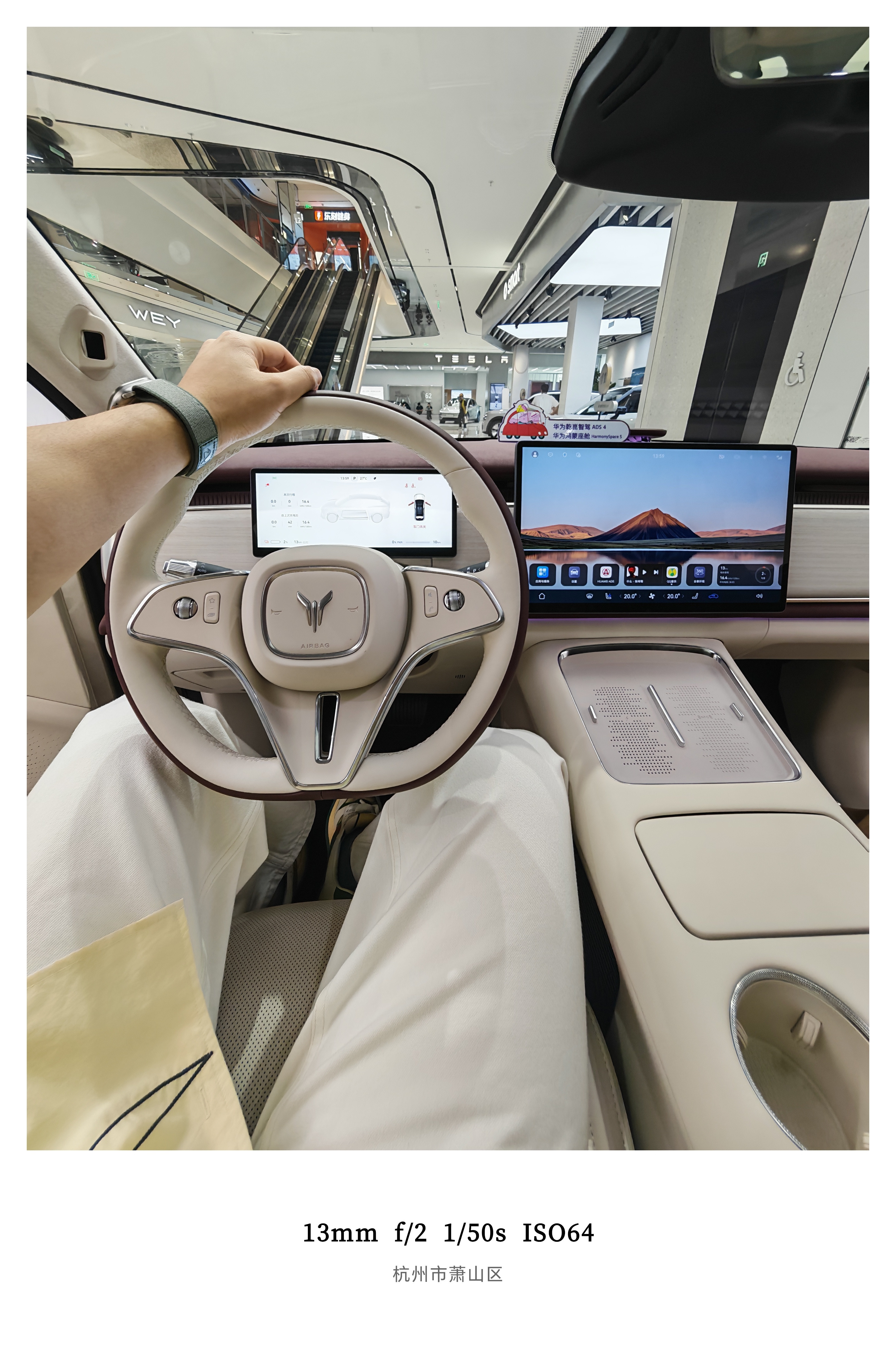 路过岚图门店被知音和Free+吸引力内饰质感着实不错甚至在中控给到了3个螺孔中间