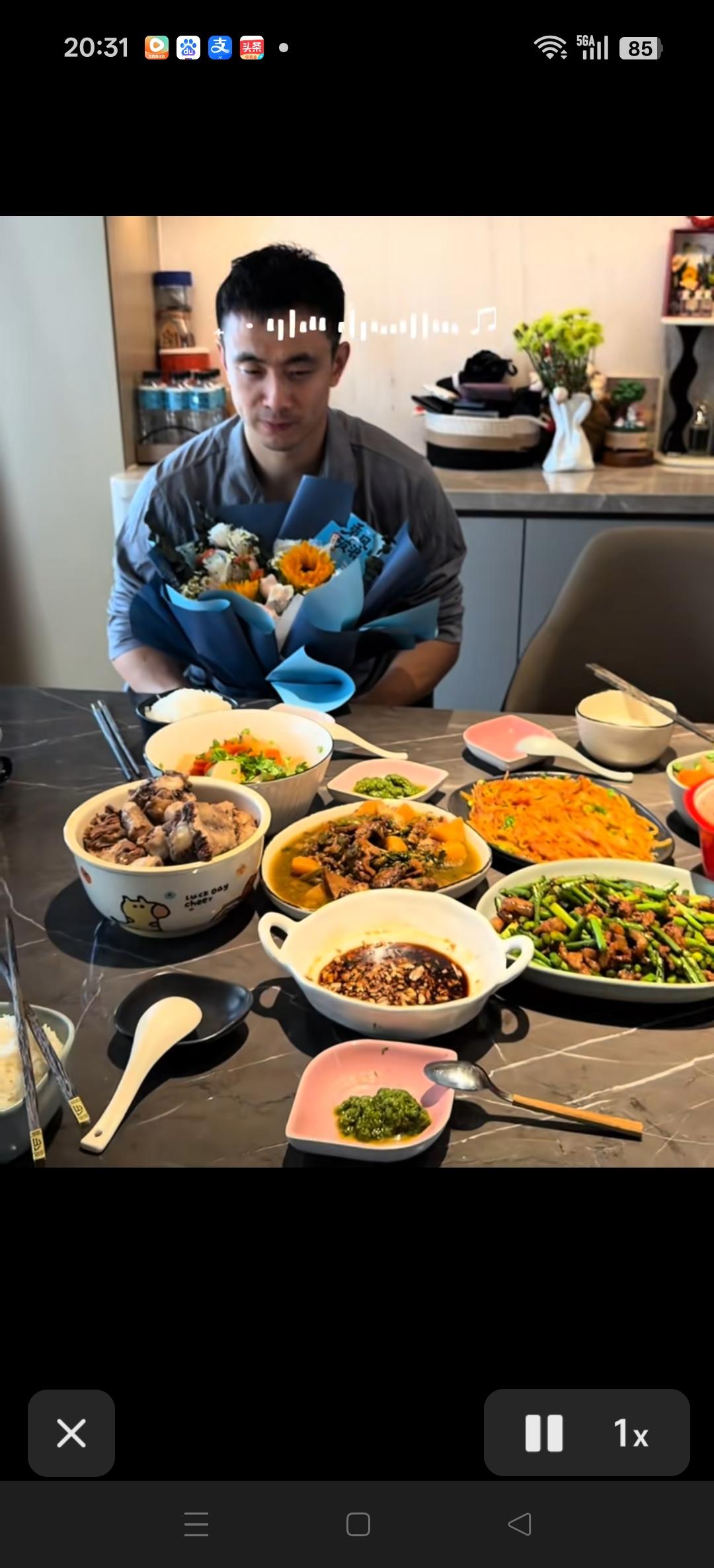 结束中国男篮比赛，终于回家的赵继伟。看这一桌子菜就知道回沈阳了。菜很硬！赵继