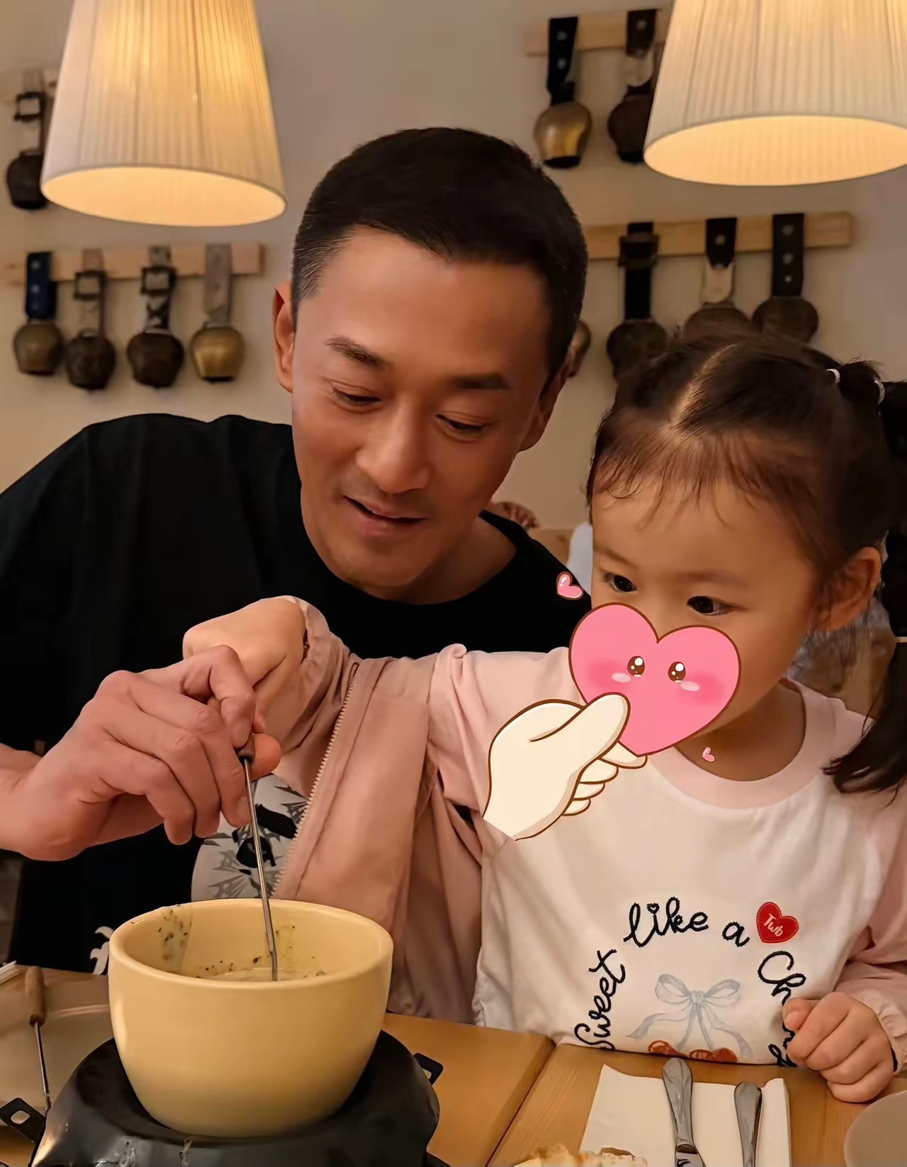 林峯女儿长得也太好看了吧，7月13日，张馨月晒出女儿林晨曦与林峯的最新合影，父女