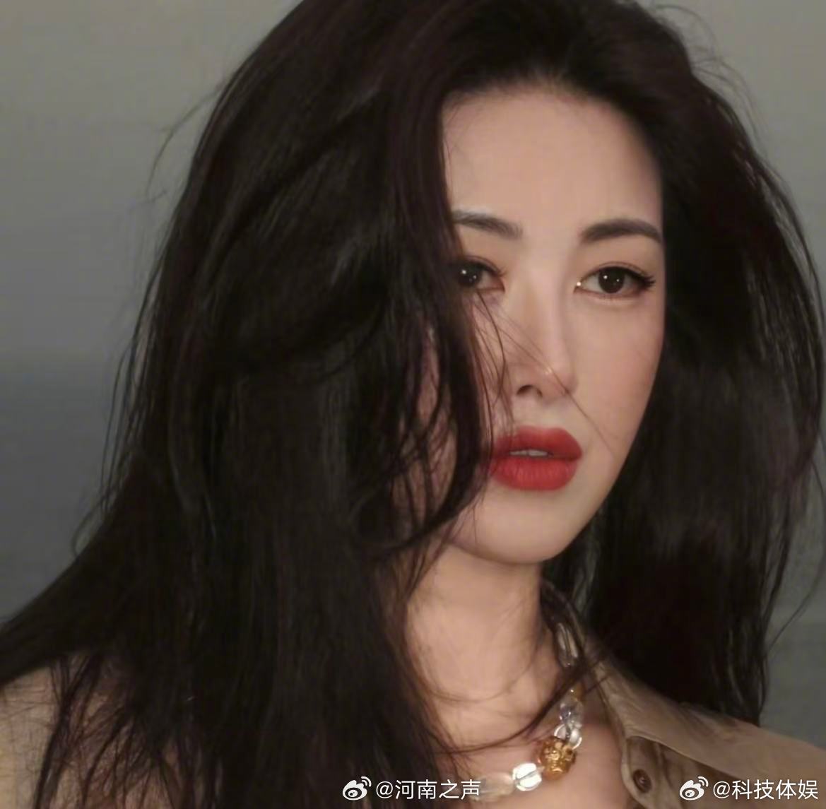 朱珠好绝的妈咪气质自带温柔大气氛围感，成为妈妈后多了柔软从容，优雅松弛感浑然天成