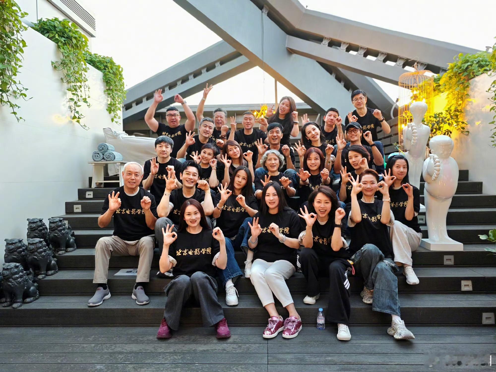 黄晓明合照状态毕业三十年圆满重聚留念，黄晓明合照里状态从容大方，颜值抗打身形优