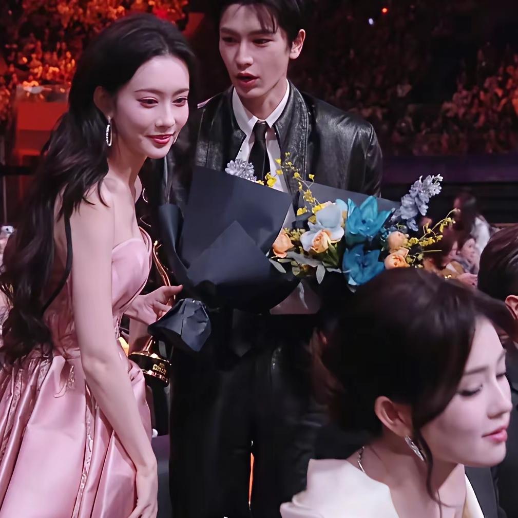 全网能做到对张凌赫去魅的，估计只有白鹿了。分分合合几年，估计她早就知道张凌