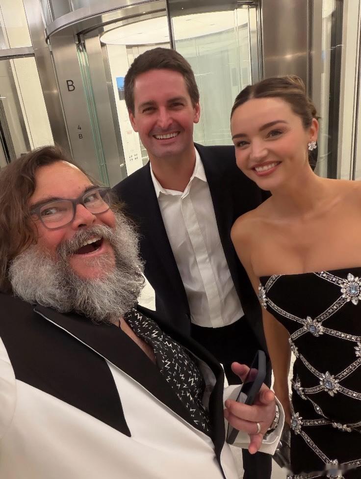 MirandaKerr米兰达可儿昨天和老公EvanSpiegel出席卢卡斯叙