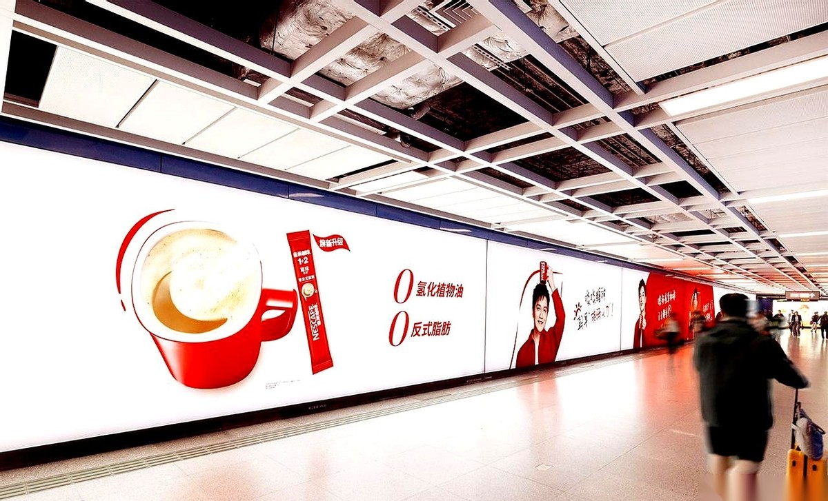 我跟你说，今天早上在广州珠江新城地铁站，我直接看傻了。一出地铁门，好...