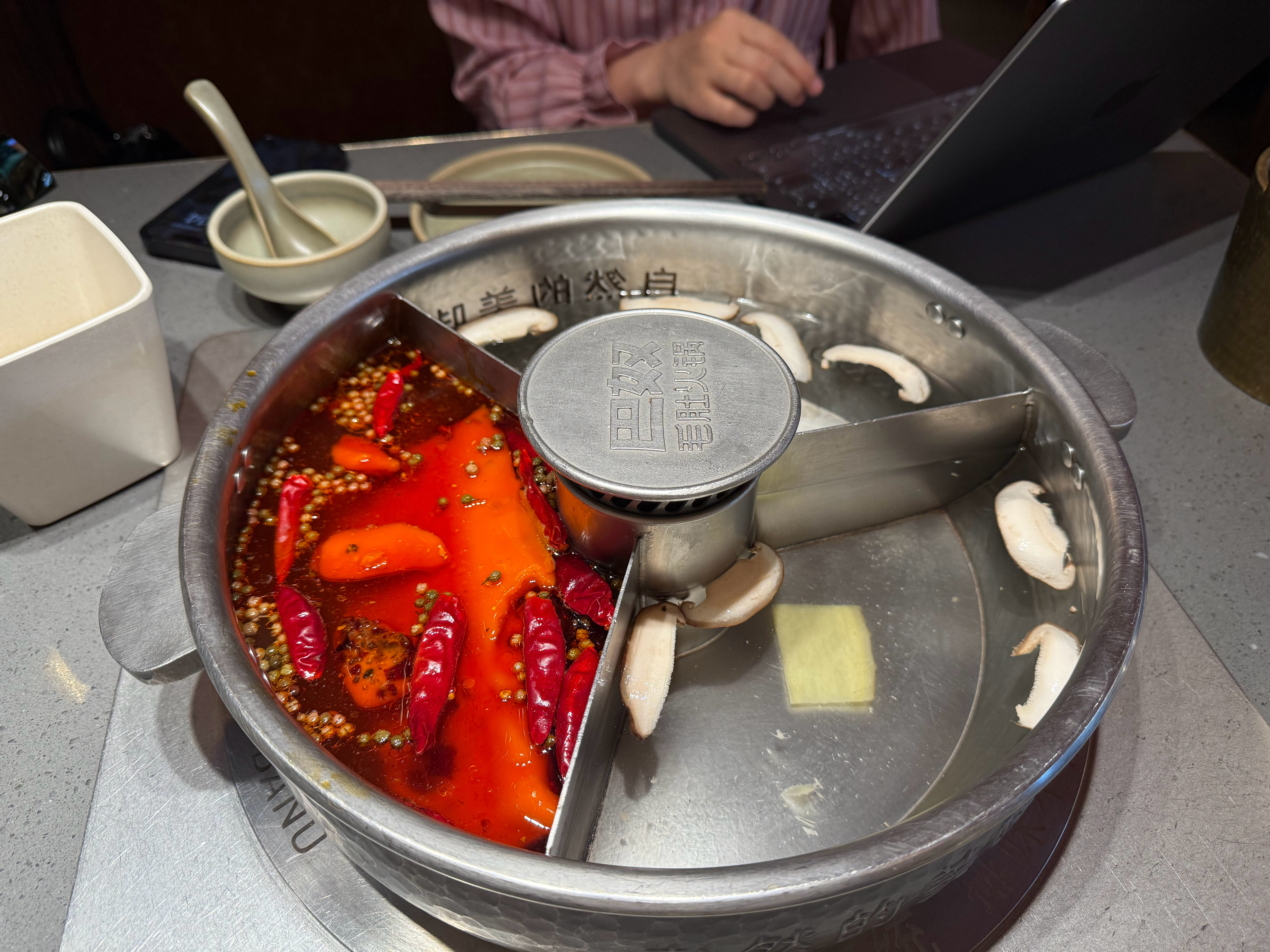 航班晚点了，深圳雨这么大吗？刚好还没去机场，带王总出来吃个火锅，巴奴每周三送个菜