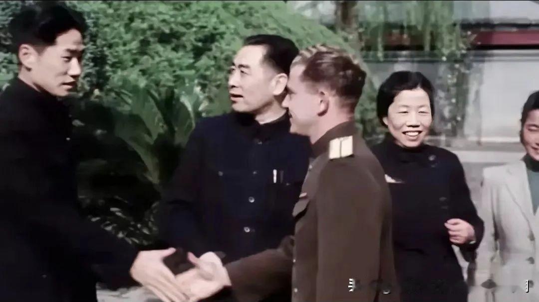 1949：毛岸英以周总理俄语翻译身份陪总理会见外宾这张定格于1949年10月