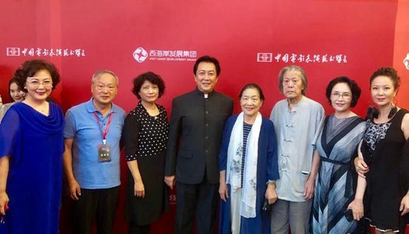 8位戏骨同框：我认出了神采奕奕的唐国强，霞姿月韵的赵静，胖瘦适宜的宋晓英，当然还