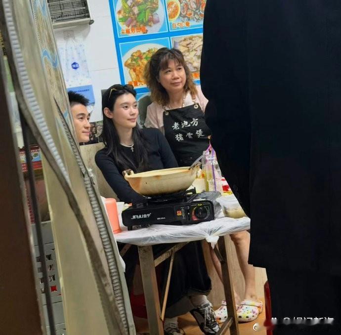 何猷君奚梦瑶和保镖同桌吃饭网友偶遇何猷君奚梦瑶在澳门吃平价大排档，身边有保镖陪同