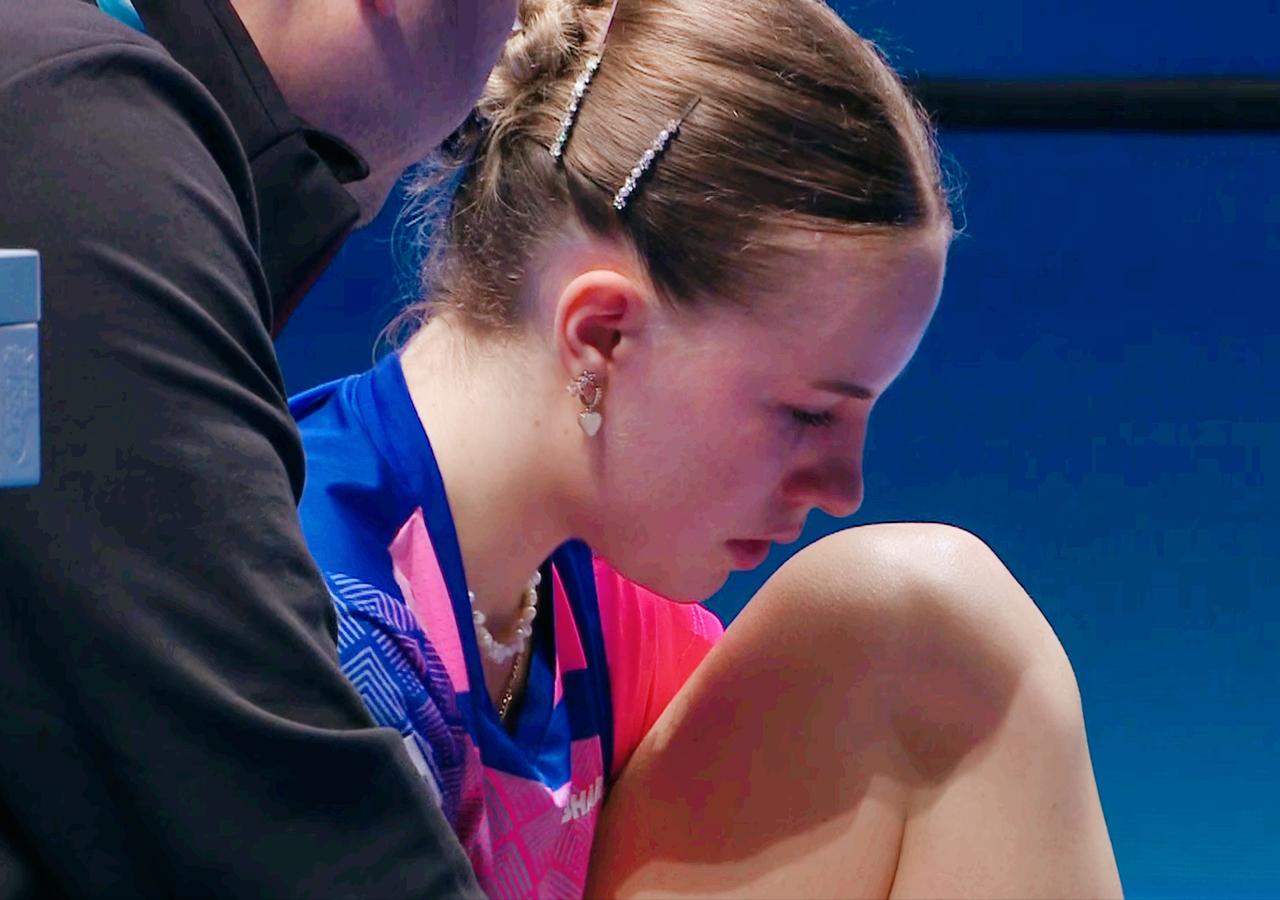 这个德国姑娘意志太顽强了！拉伤了大腿，疼哭了。医疗暂停之后，继续打比赛。