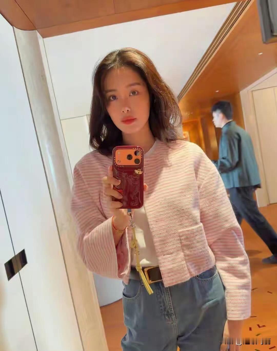 杨采钰和婆家人合影，二婚老公一脸正气，比第一婚老头好太多了，婆婆和小姑子看起来也