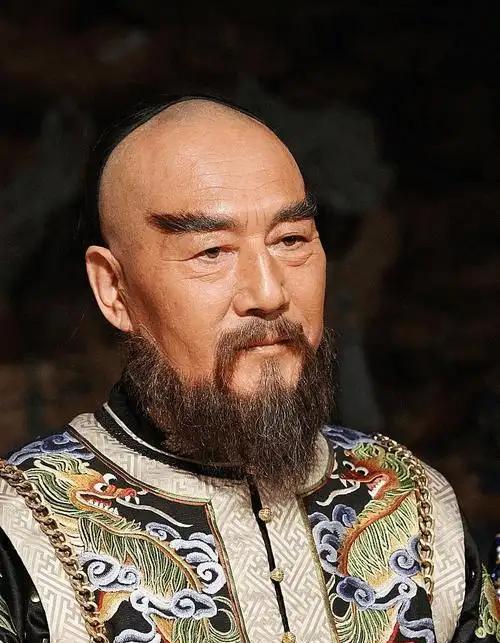 鳌拜手握40万兵，为何宁死也不愿造反？其实他不是忠于康熙和孝庄。说起清朝的乱臣贼