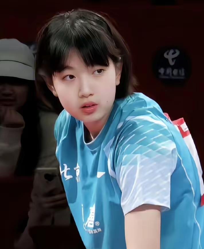 国乒又出现一位美女新星！在太原常规挑战赛赛场上，有一个小队员引人关注，她不仅球打