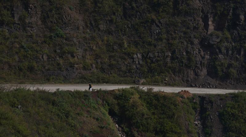 2月6日，浙江舟山码头，细雨蒙蒙中一位近六旬的父亲在寒风里盼女儿归来。当女儿拖着