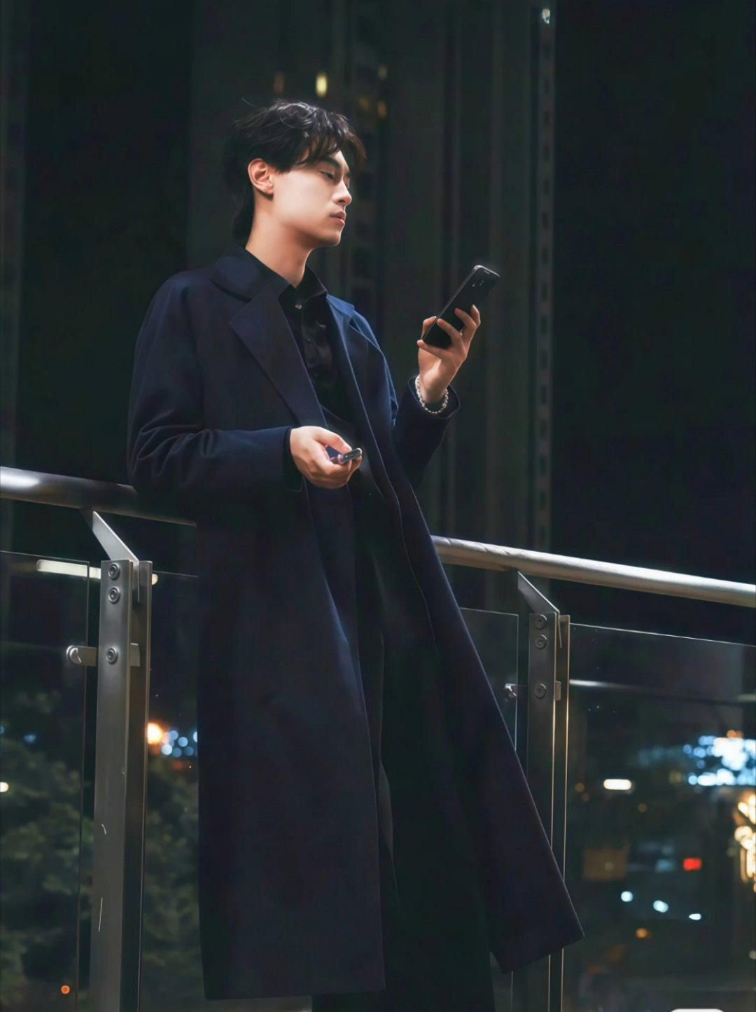 田栩宁上身身材一米九的身高，行走的衣架子，田栩宁无论五官还是身材都是顶级，田栩宁