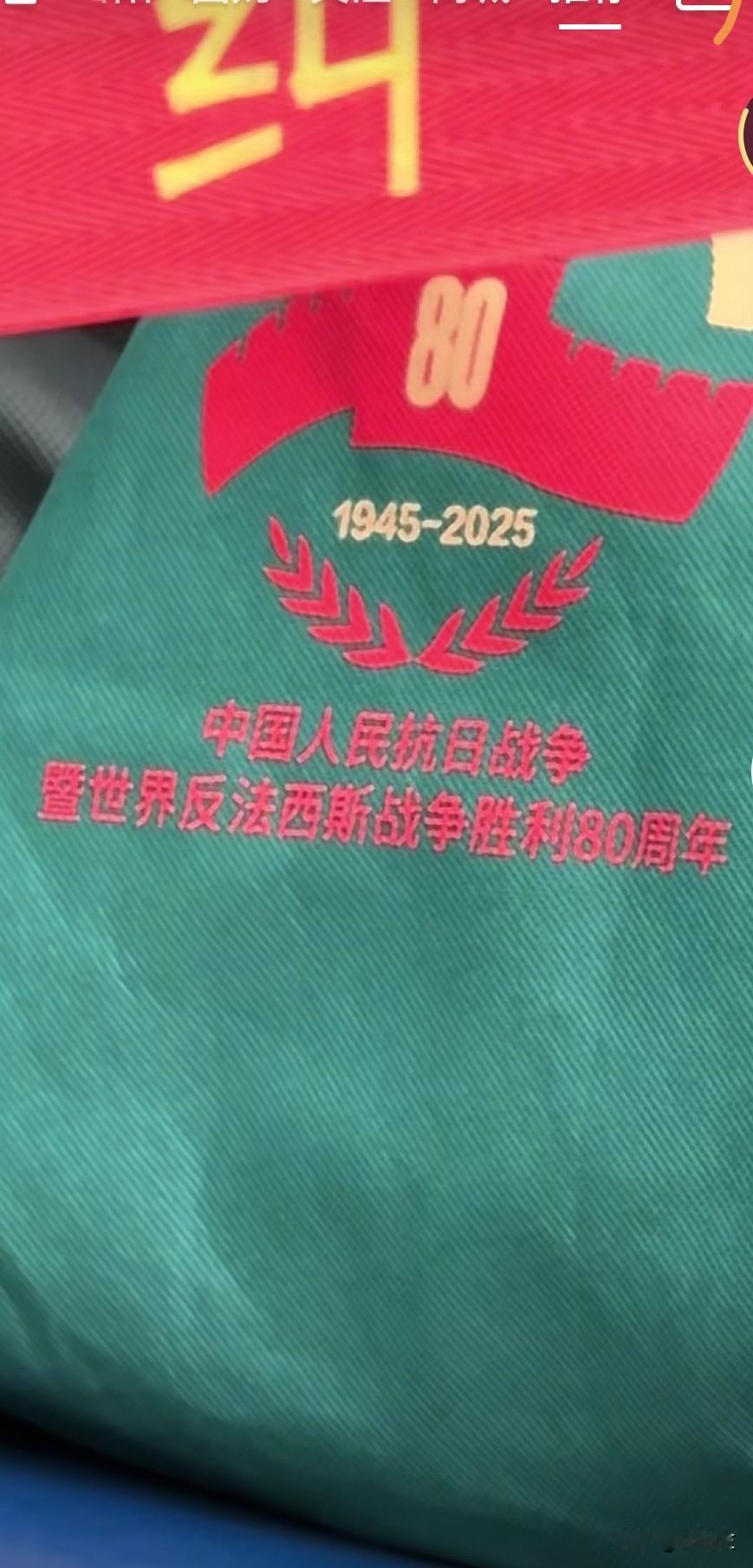 兵哥哥，能把你的包包送我吗？我好想也有一个，我想天天背在身上。如果你舍不得送