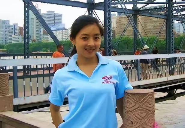 四川美女主持人深夜下车“方便”，10分钟后树丛只剩一只高跟鞋，人却神秘消失！