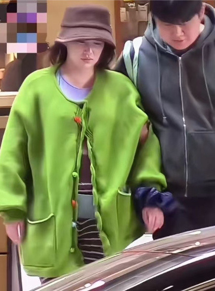 太真实了！37岁阚清子挺着大肚被老公搀扶着，满脸都是不开心、看着浑身无力……​