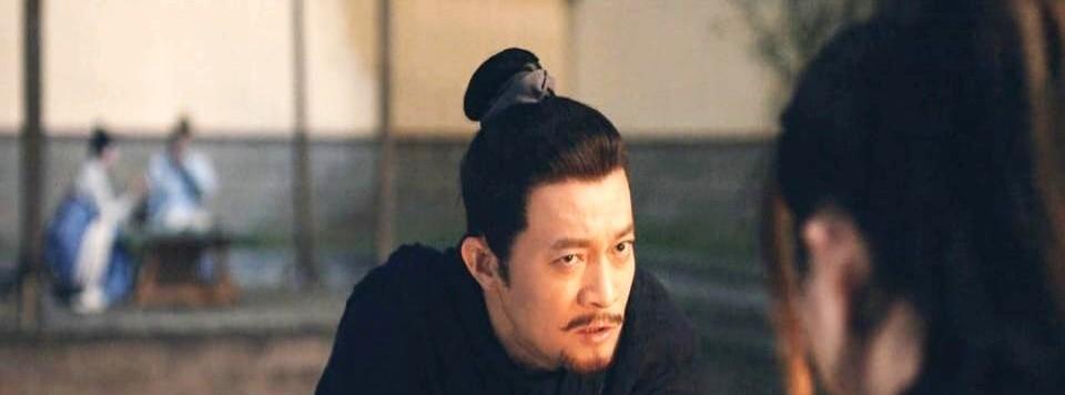 颁奖礼上杨志刚掏出皱巴巴的名单念了10分钟——连场务阿姨都抹起了眼泪，导演郭靖宇