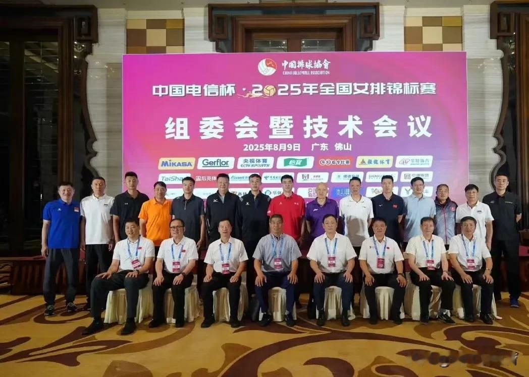 陈友泉“摇身一变”成为全锦赛大C位主教练，陈方和匡琦都只能靠边站，陈友泉两侧是胡
