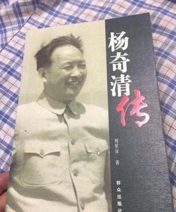 1967年，一个行色匆匆的德国人走进北京机场。海关示意打开行李，却发现里面装的都